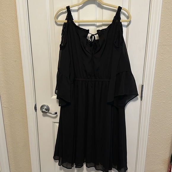 Black Cold Shoulder Dress: Plus Size - Picture 7 of 8